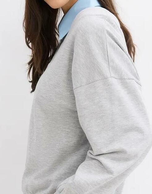 BLUZA Z DEKOLTEM W SEREK