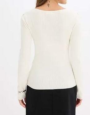 SWETER Z DZIANINY Z OZDOBNYM DETALEM