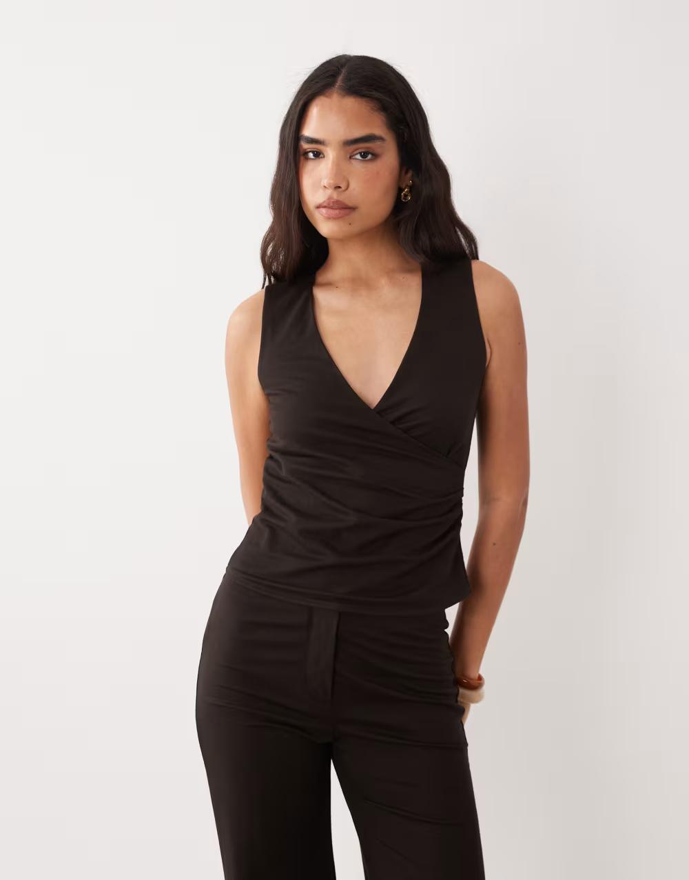 BRĄZOWY TOP V-NECK