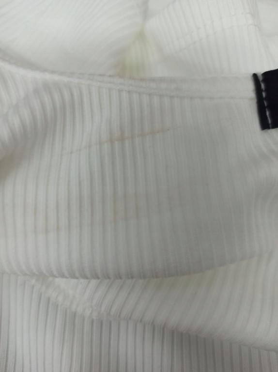 biały crop top prążki