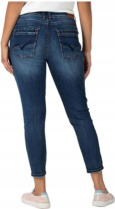 niebieskie spodnie jeans