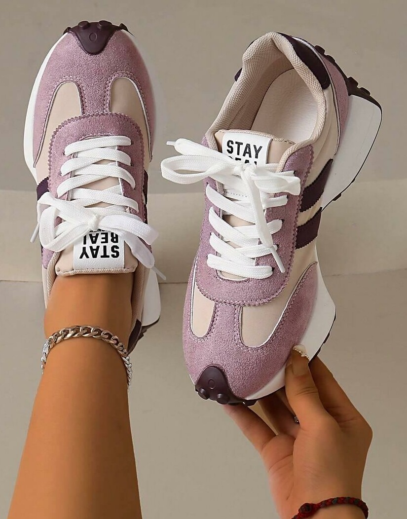 sznurowane buty sportowe