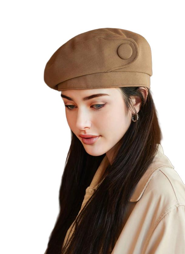 brązowy beret guzik
