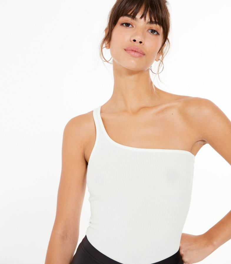 kremowe body asymetryczny dekolt
