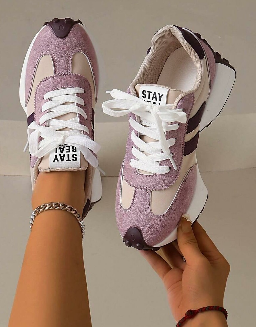sznurowane buty sportowe