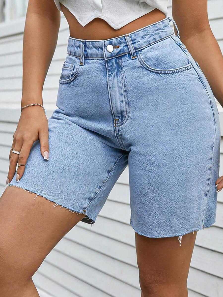 niebieskie spodenki jeans