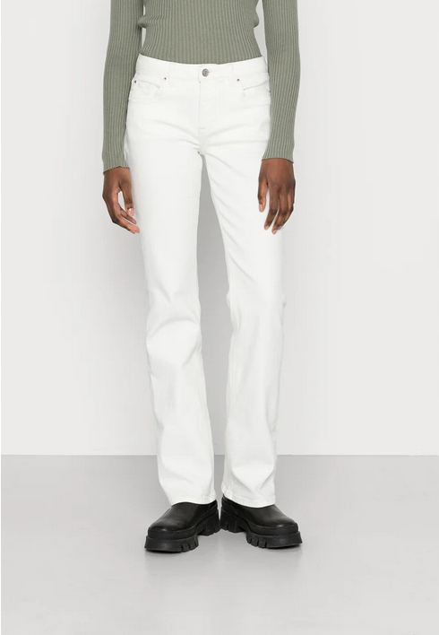 białe spodnie jeans