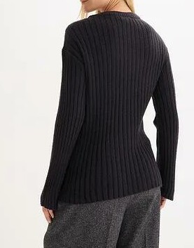 SWETER W PRĄŻEK