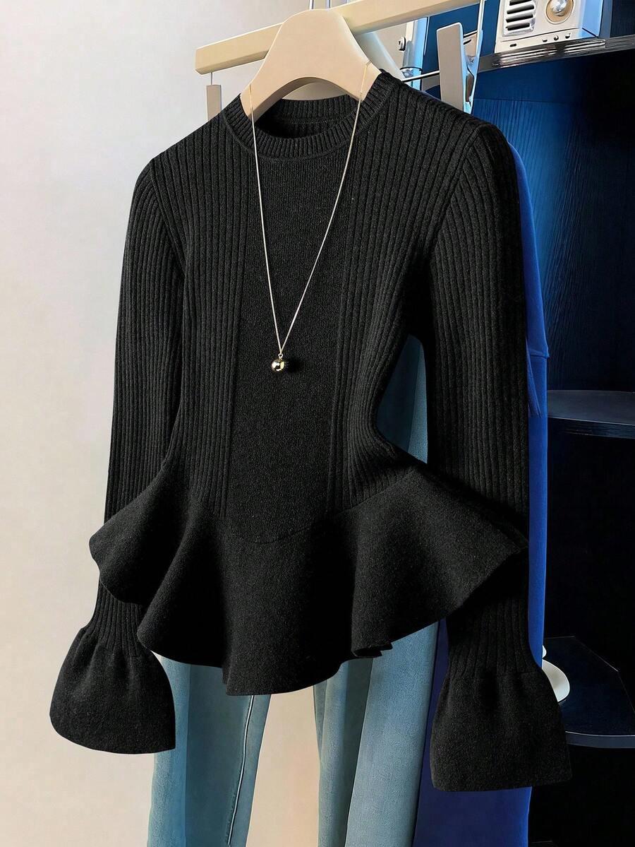 czarny sweter falbana