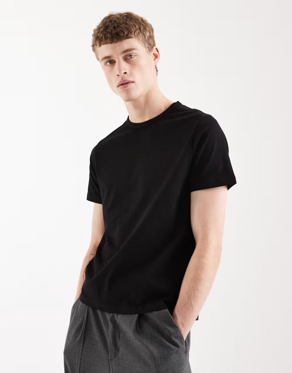 czarny t-shirt okrągły dekolt