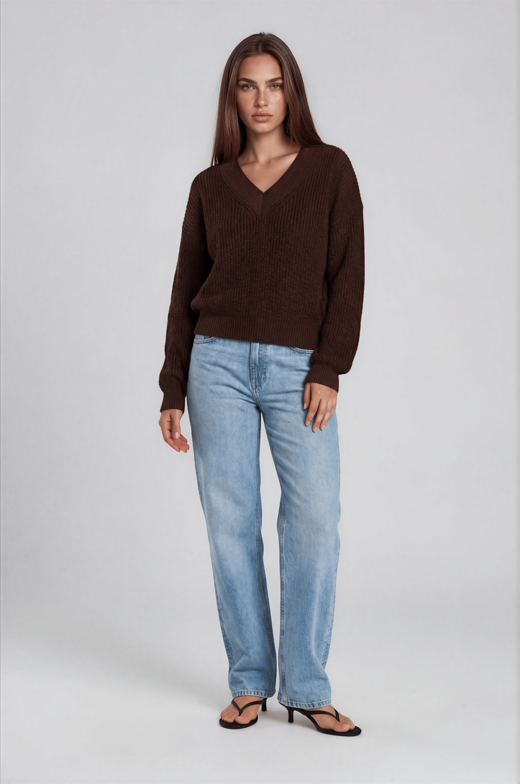 BRĄZOWY SWETER V NECK
