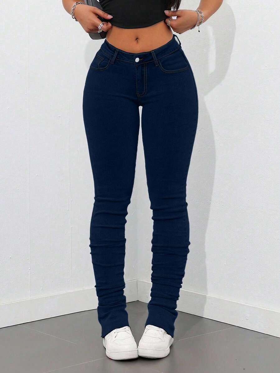 granatowe spodnie jeans