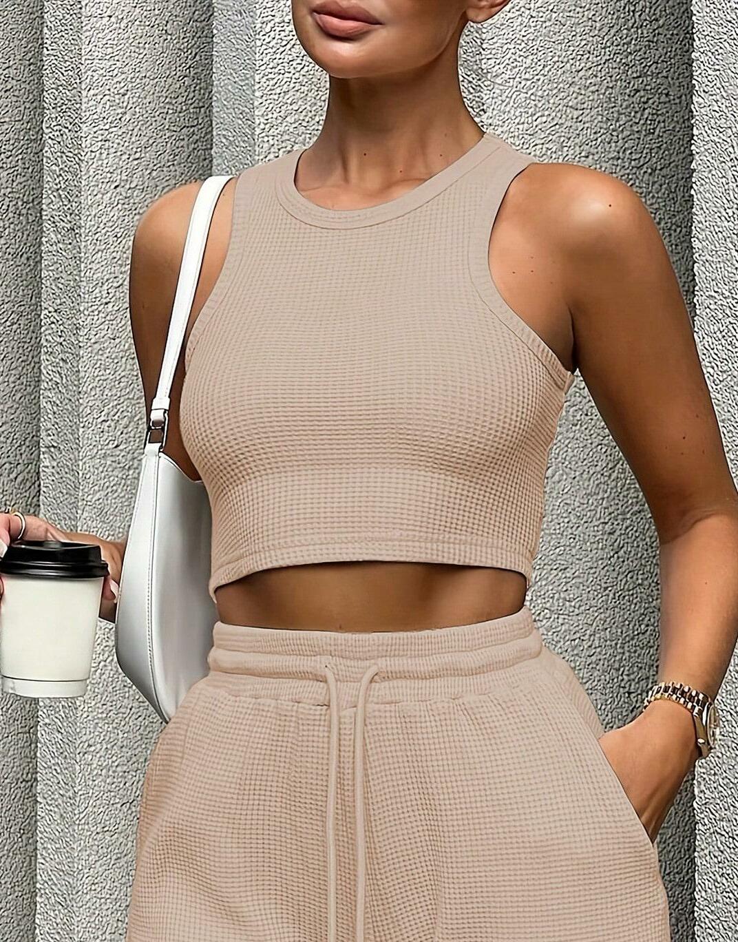 beżowy crop top bez rękawów tekstura