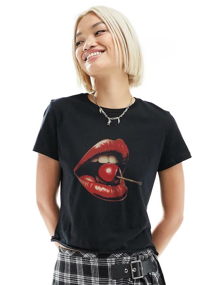 CZARNY T-SHIRT Z NADRUKIEM USTA