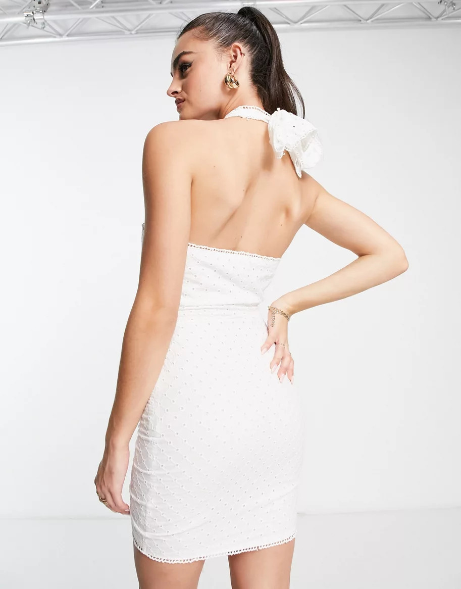 biała mini sukienka bez rękawów marszczenia haft wiązanie