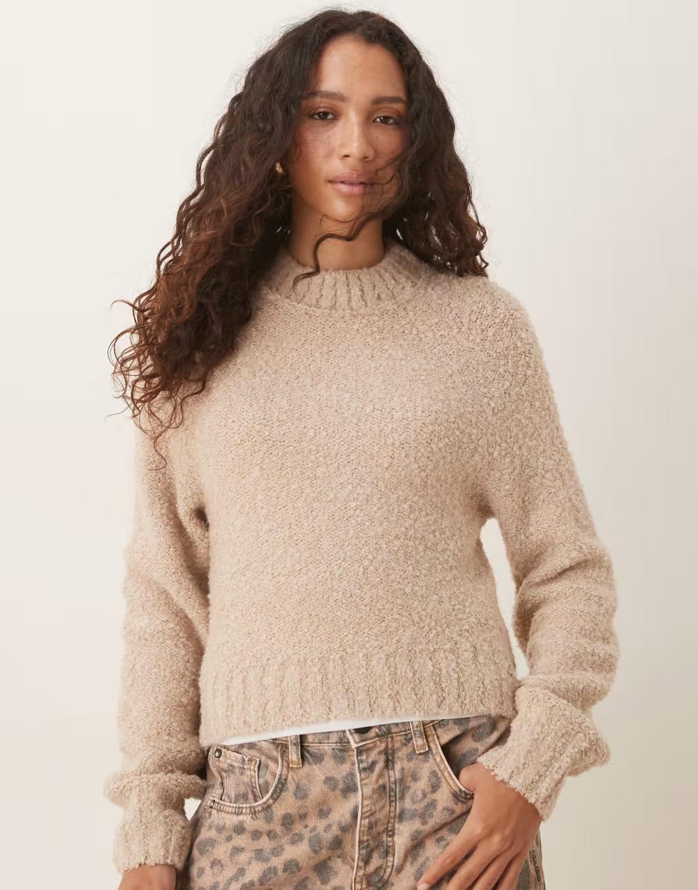 klasyczny beżowy sweter