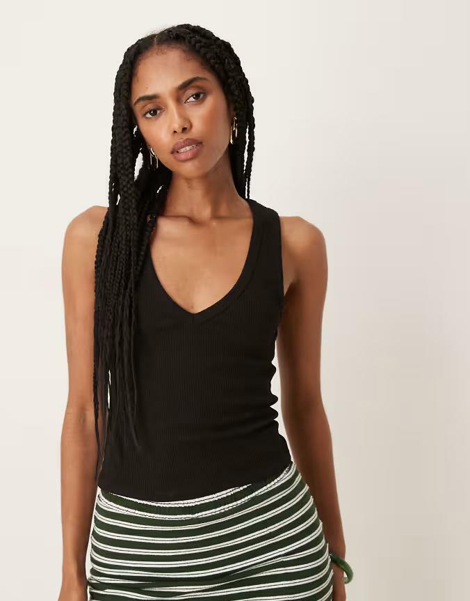 CZARNY TOP PRĄŻKI VNECK
