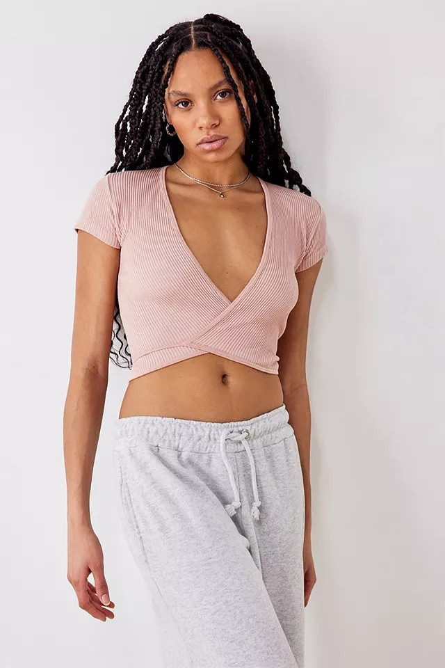 różowy prążkowany crop top wiązanie