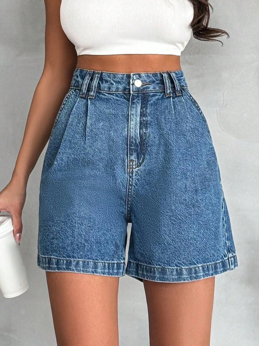niebieskie spodenki jeans
