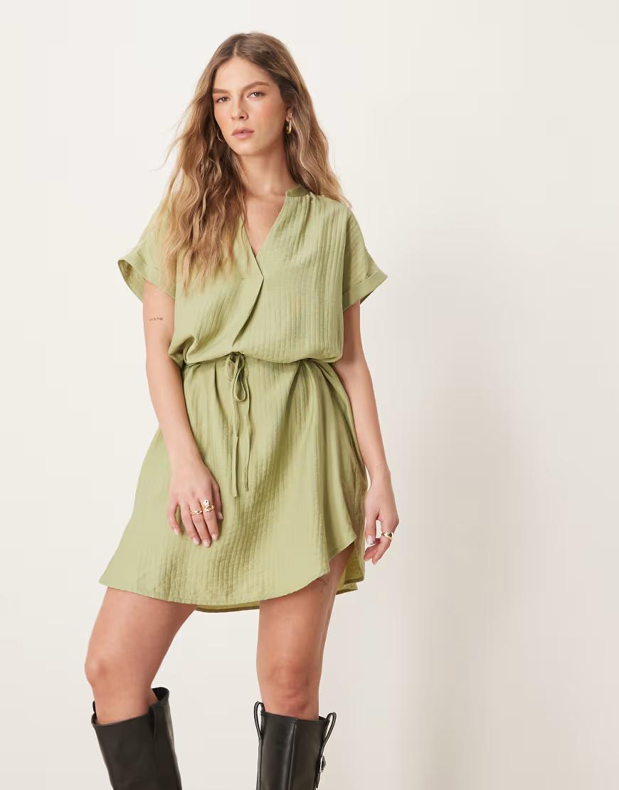 ZIELONA MINI SUKIENKA V NECK WIĄZANIE