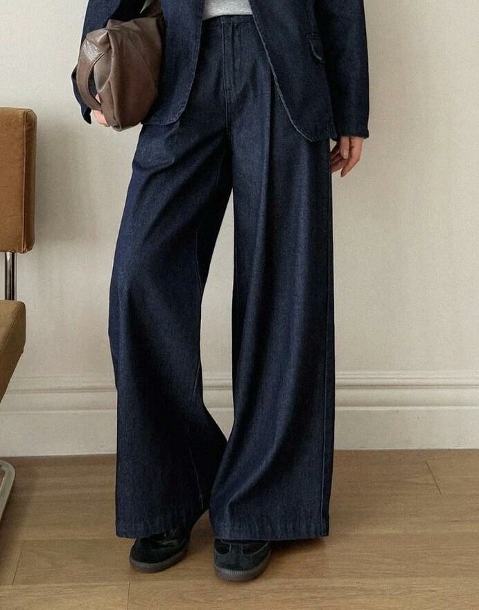 niebieskie spodnie jeans