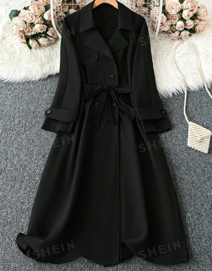 czarny trench guziki