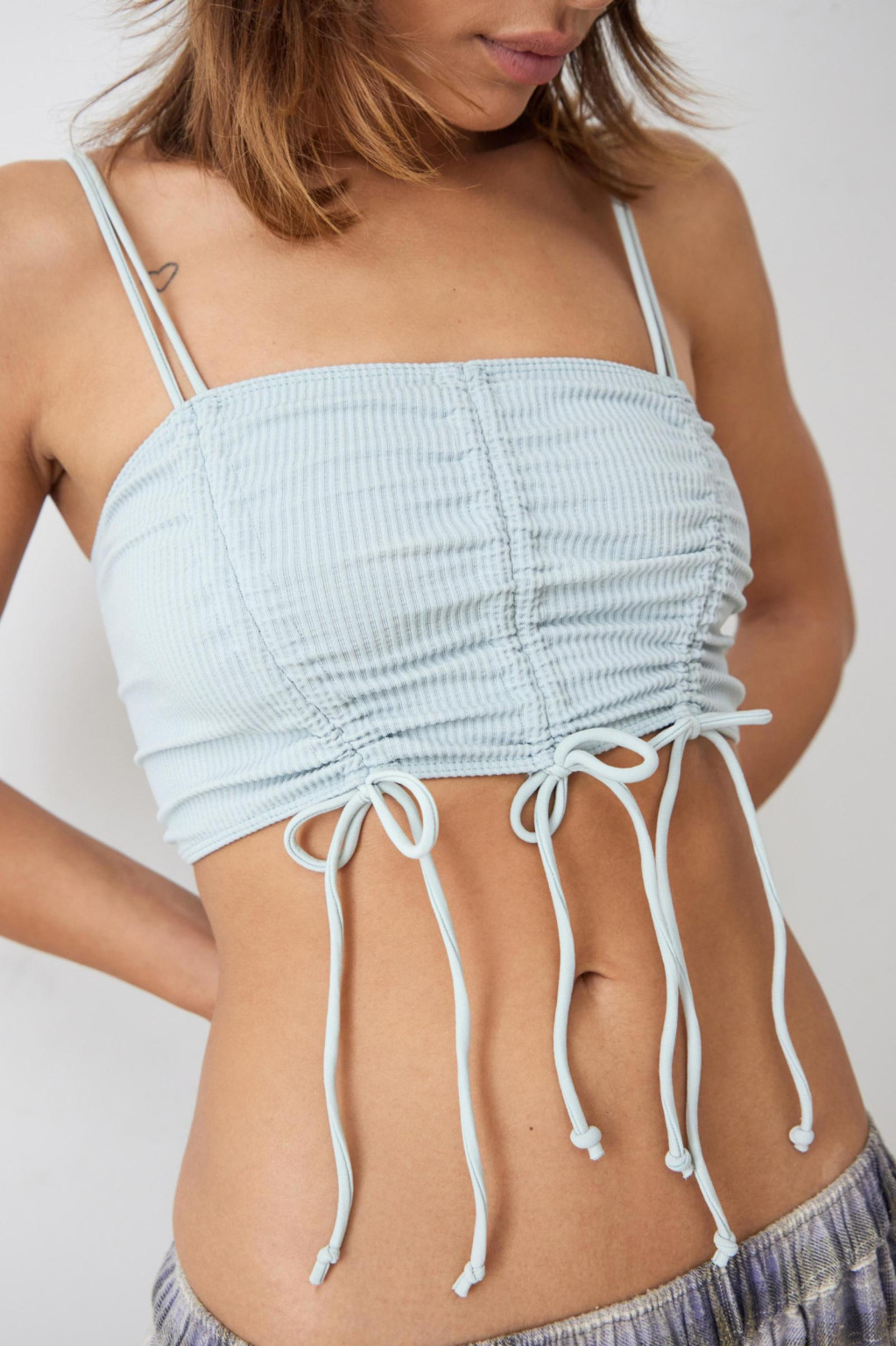 prążkowany zielony crop top na ramiączkach