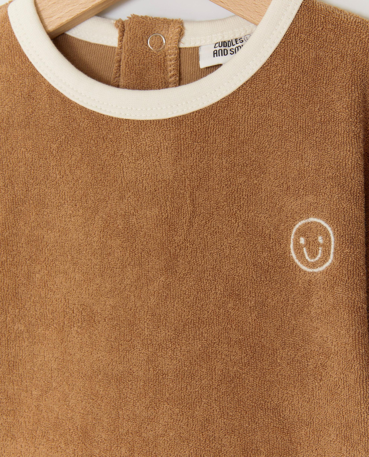 BRĄZOWY T-SHIRT PRINT