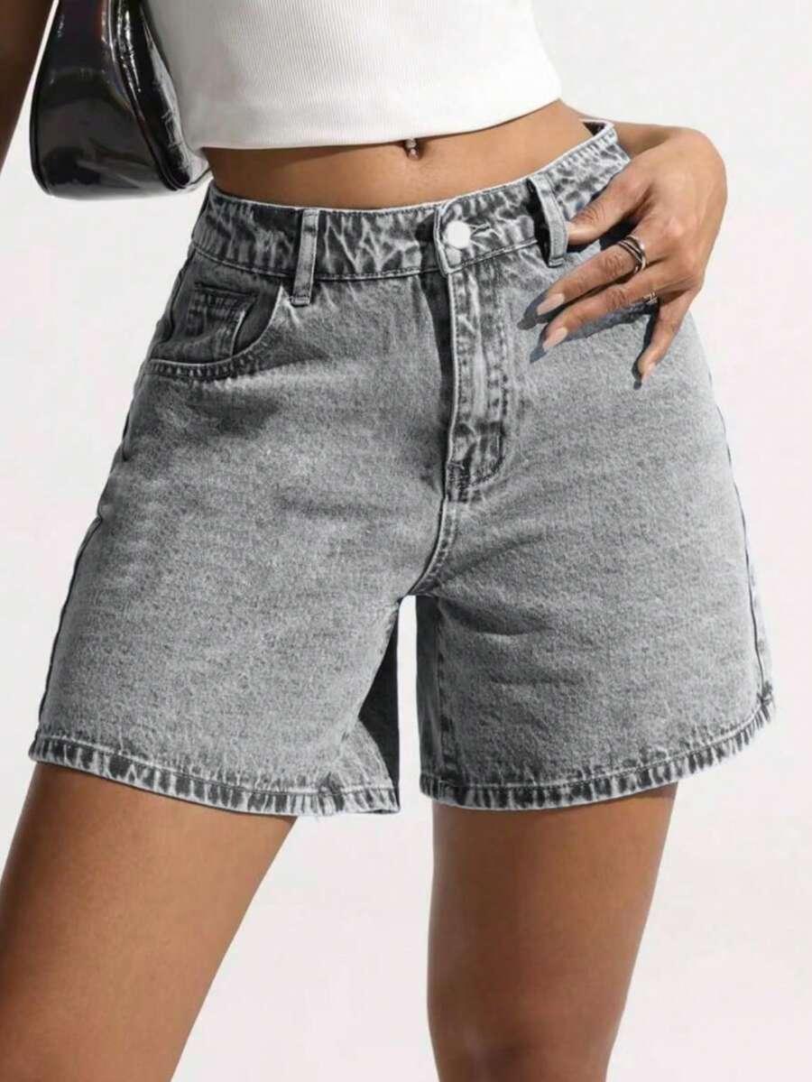 szare spodenki jeans