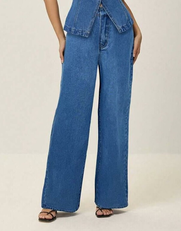 niebieskie spodnie jeans