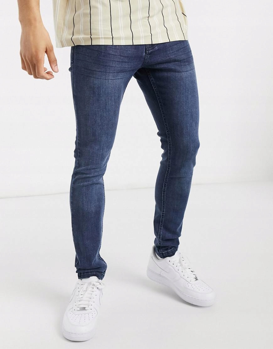 niebieskie spodnie jeans kieszenie