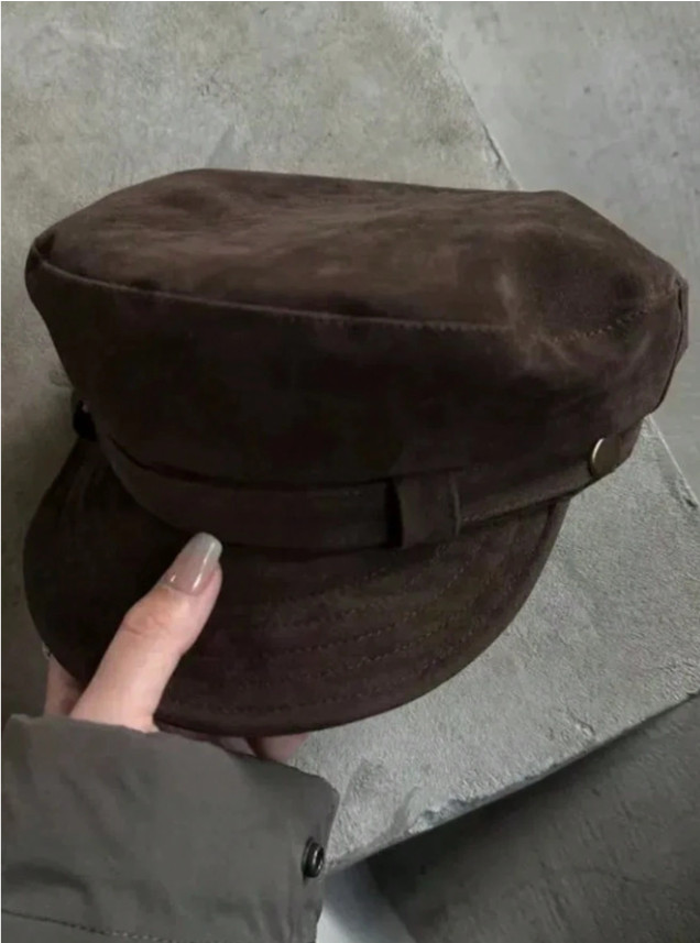 brązowa czapka z daszkiem