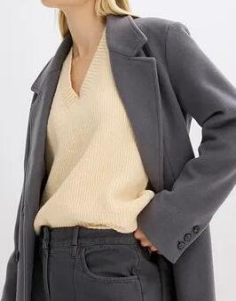 SWETER OVERSIZE Z DEKOLTEM W SEREK