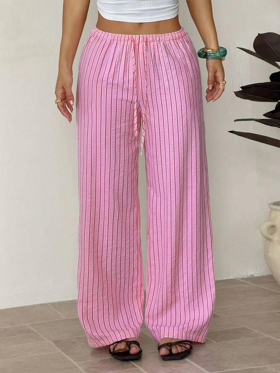 różowe spodnie w paski
