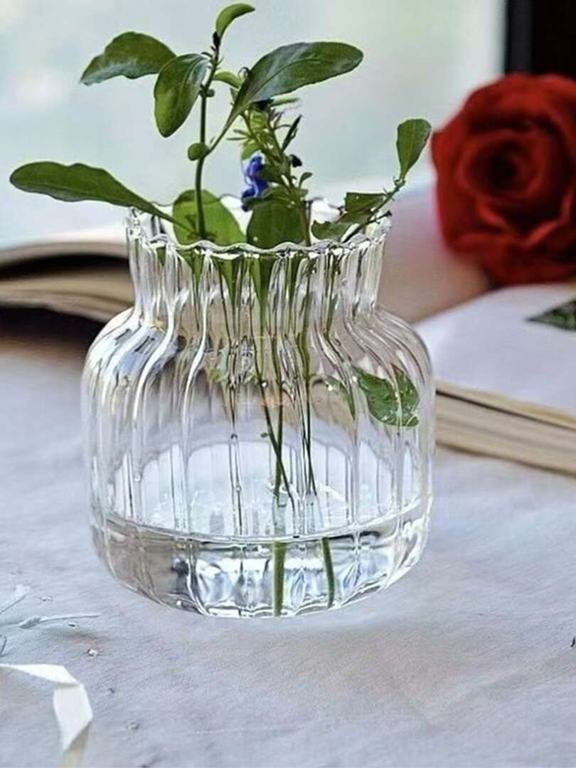 szklany ryflowany wazon