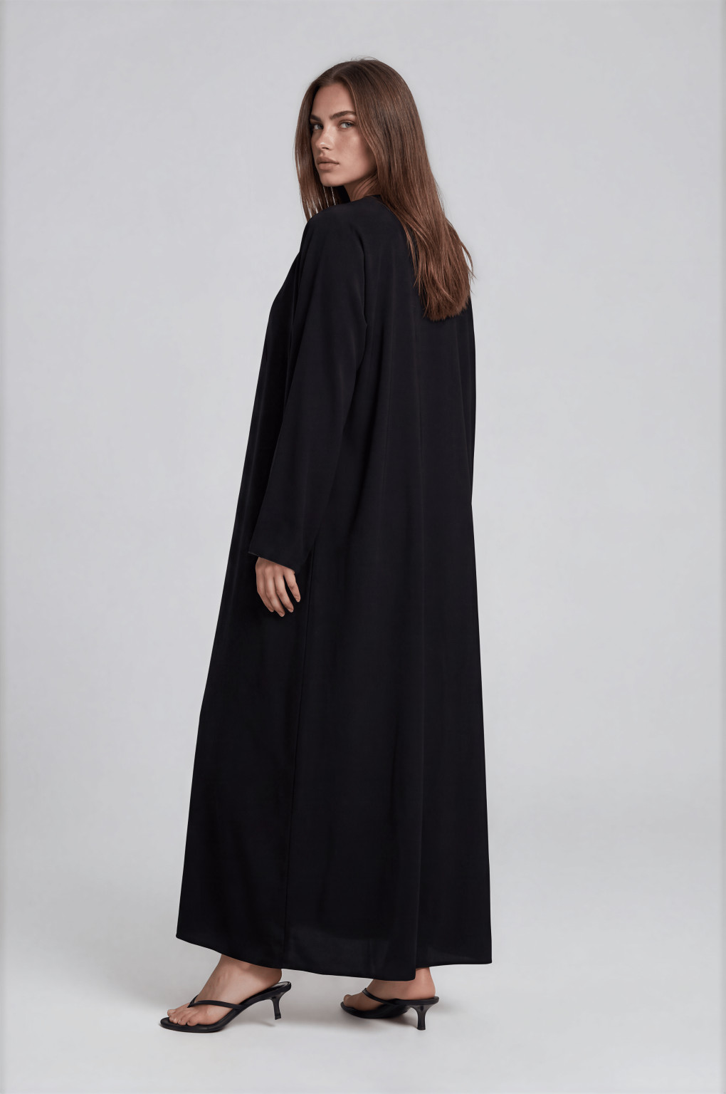 czarna maxi sukienka v neck