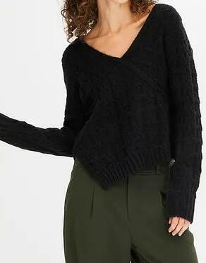SWETER Z DEKOLTEM V 