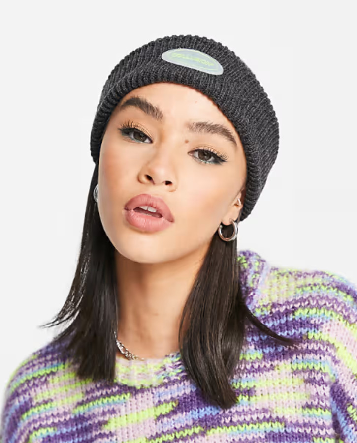 szara czapka beanie logo