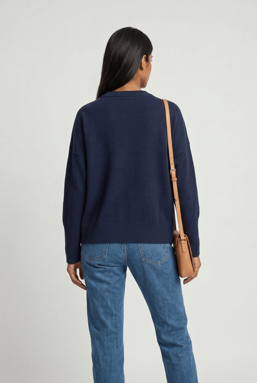 granatowy sweter oversize