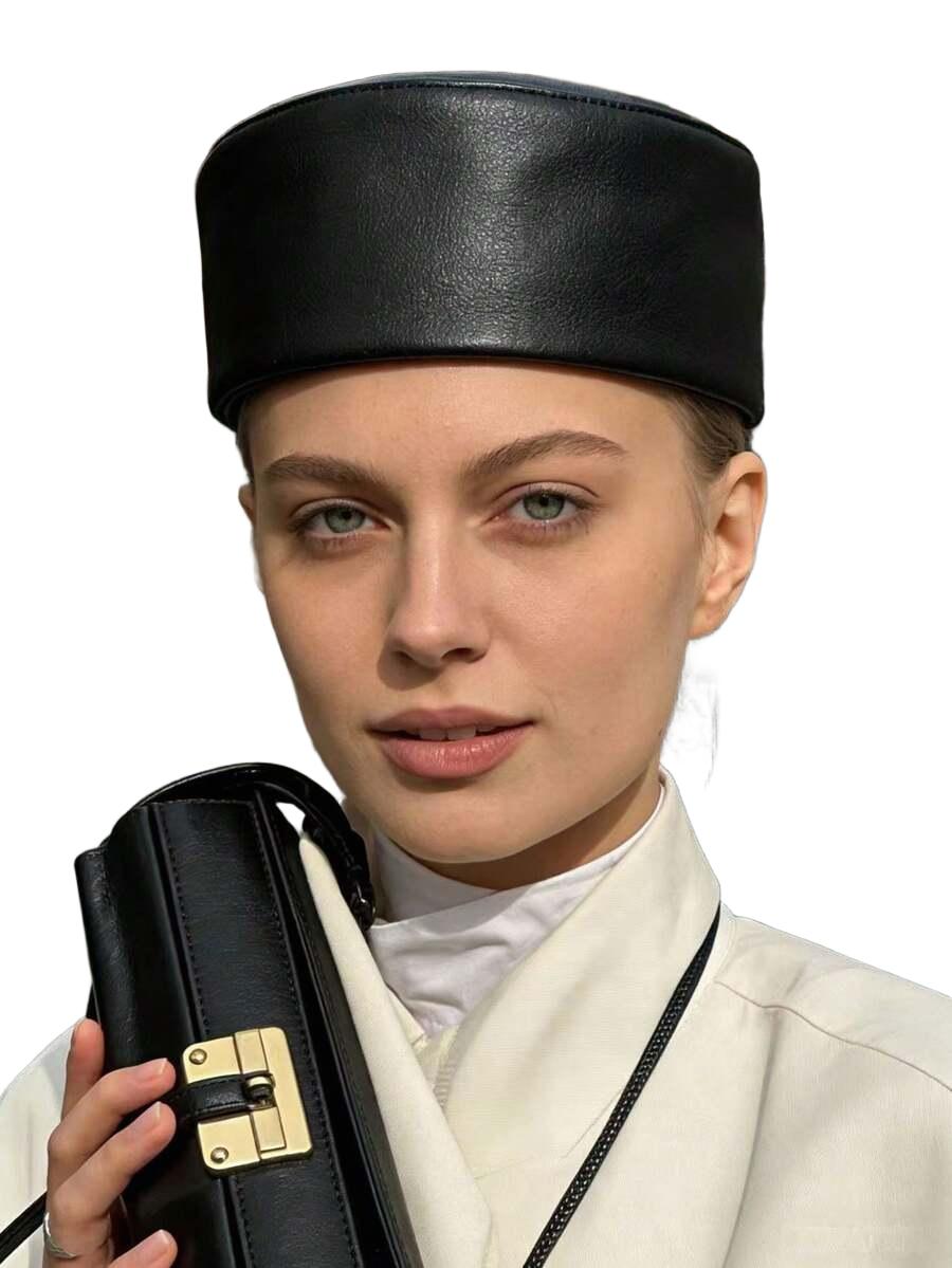 czarna czapka imitacja skóry