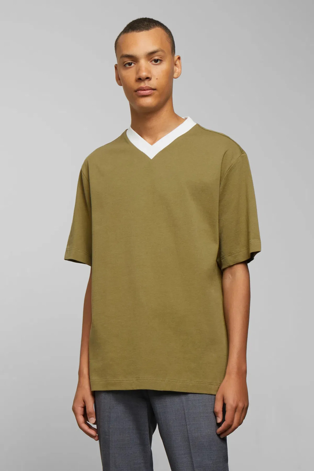ZIELONY T-SHIRT V-NECK KONTRAST