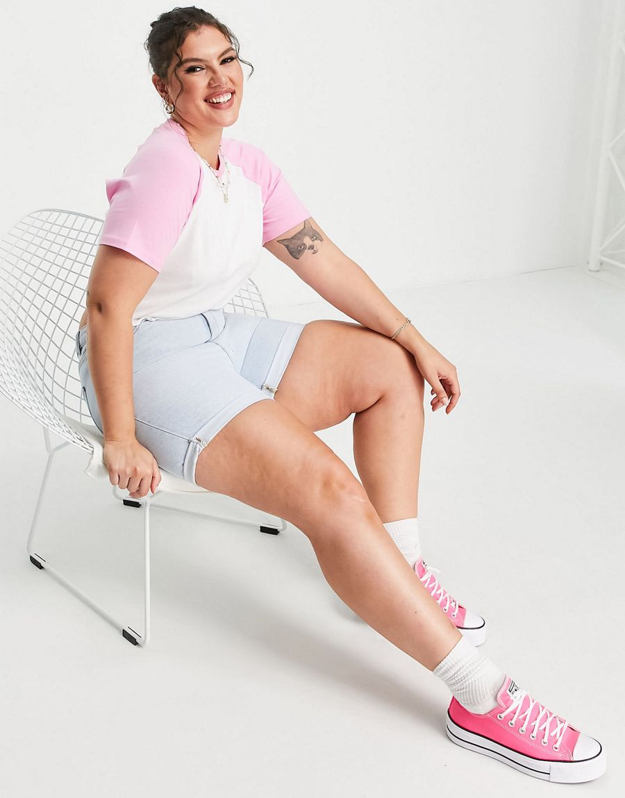 niebieskie spodenki jeans