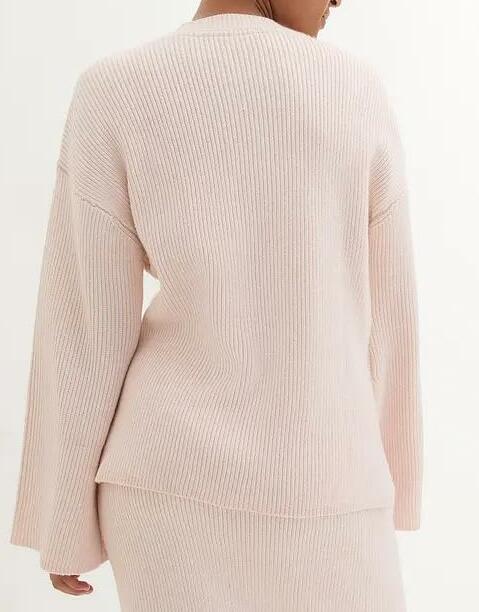 SWETER W PRĄŻEK