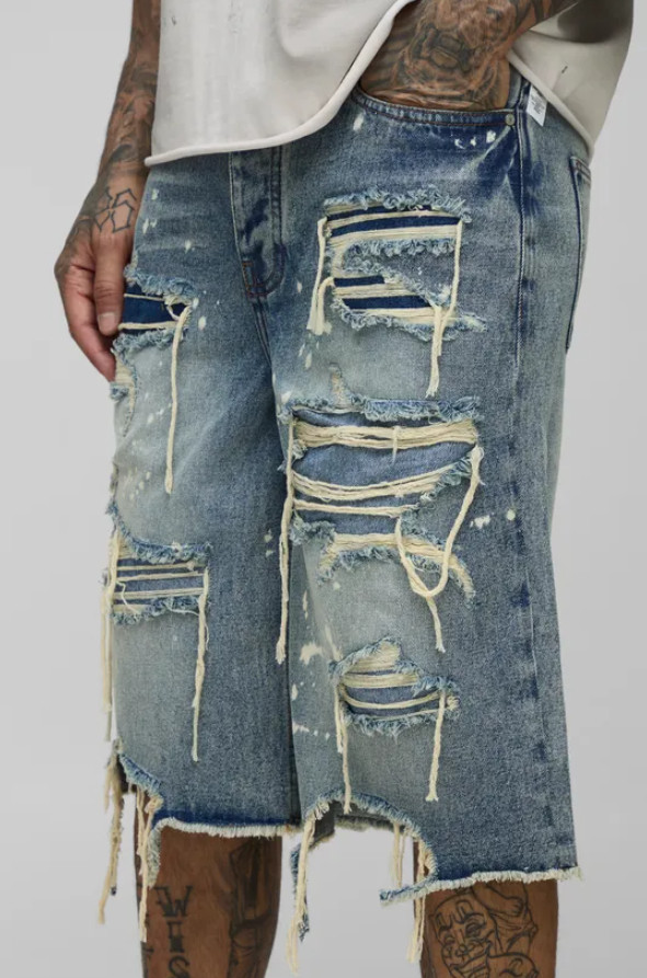 niebieskie spodenki jeans przetarcia