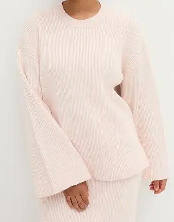 SWETER W PRĄŻEK