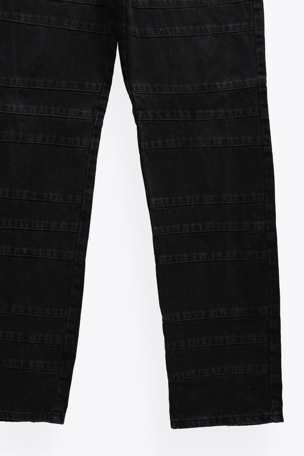 czarne proste spodnie ozdobne szwy guziki kieszenie