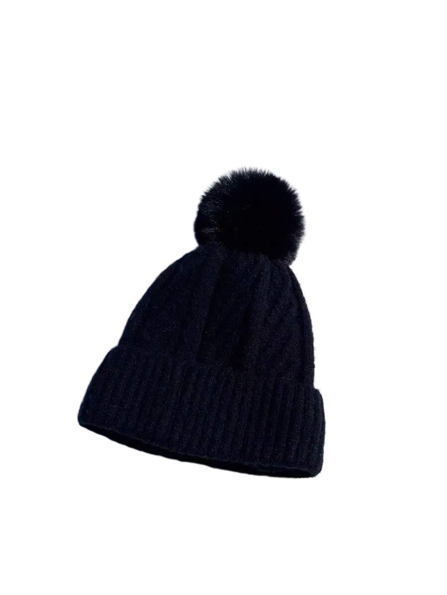 czarna czapka pompon
