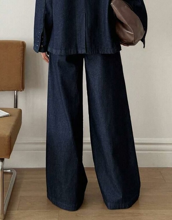 niebieskie spodnie jeans