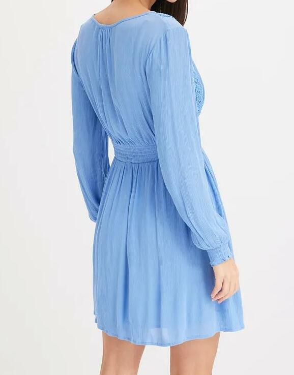 ELEGANCKA SUKIENKA MINI Z OKRĄGŁYM DEKOLTEM I DŁUGIM RĘKAWEM