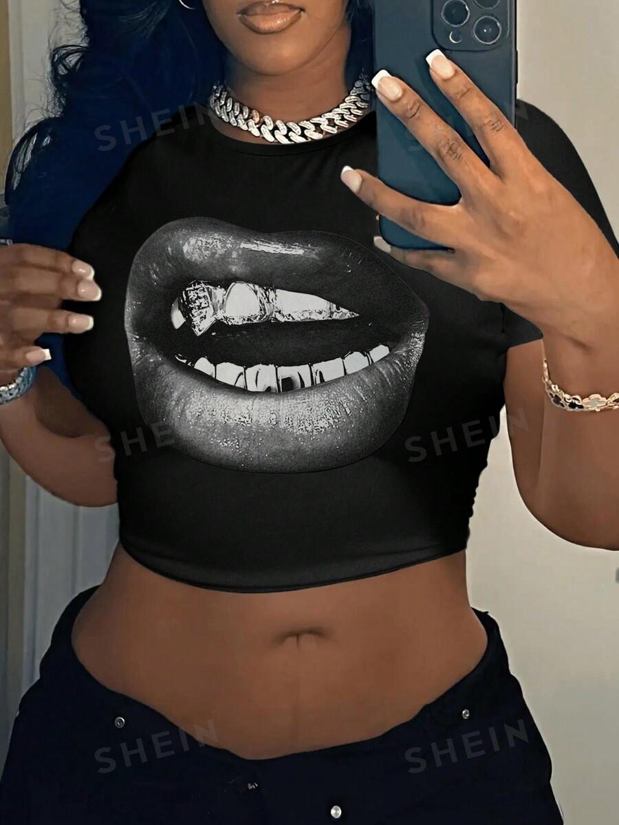 CZARNY CROP TOP NADRUK KRÓTKI RĘKAW